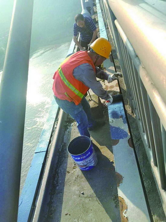 涪陵4座大橋橋架除銹上漆完工，城市基礎設施煥新顏